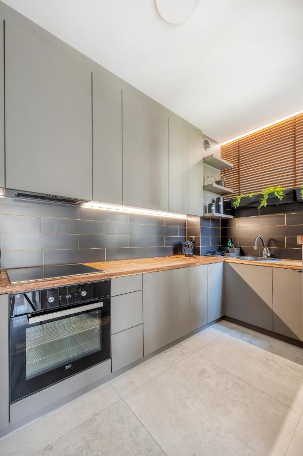 Apartment Retreat - Parking, Terrace & Garden - By Rentujemy